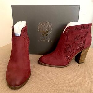VINCE CAMUTO STYLE: FRASITTA
COLOR/MATERIAL: WISTFUL MAUVE
SOFT GRAIN GOAT